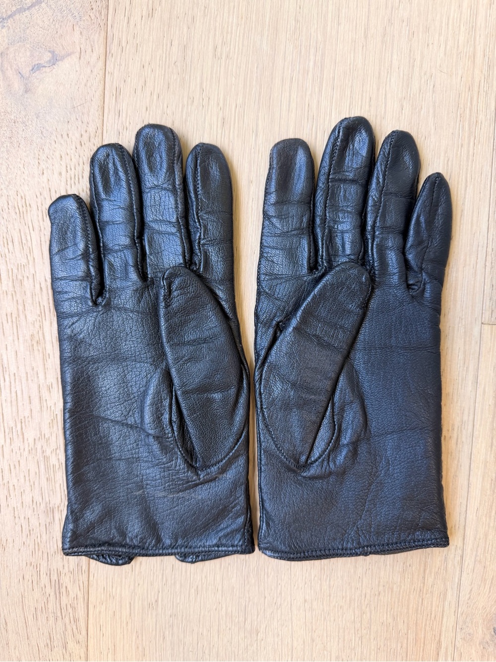 Women’s Black Leather Gloves - Picture 2 of 5
